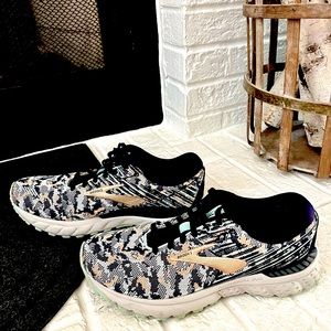 Brooks Adrenaline Running Road Sneaker